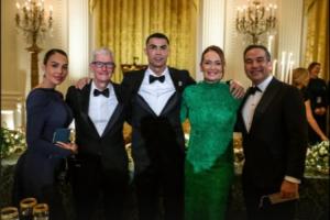 乔治娜社媒晒合照：C罗搂着苹果CEO库克等人合影